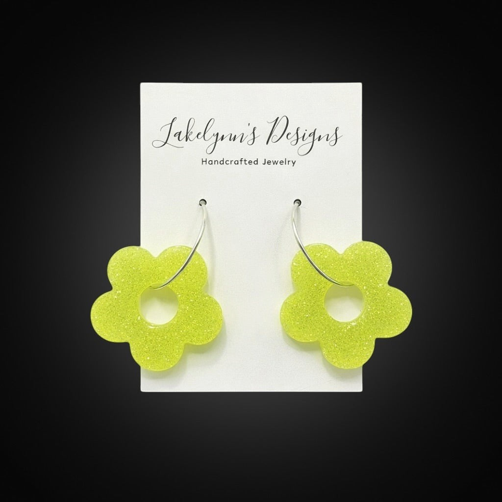 Lakelynns Designs lime green glitter acrylic flower hoop earrings. Shimmering, translucent, daisy-inspired design.